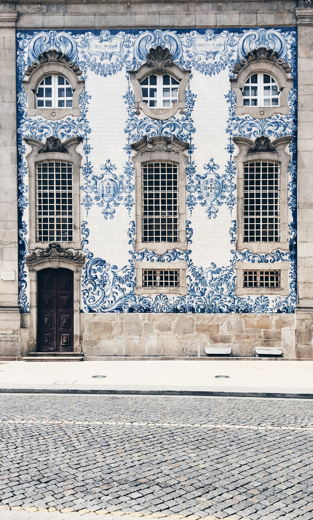 Bâtiment en béton bleu et blanc