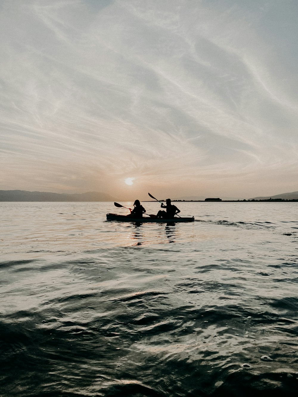 Silhouette de 2 personnes chevauchant sur un bateau pendant la journée