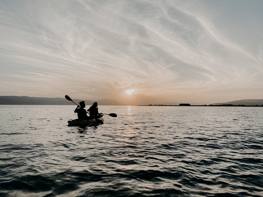 2 personnes en bateau pendant la journée