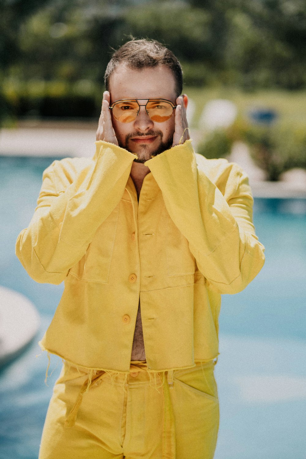 Mann in gelbem Button-Up-Langarmhemd