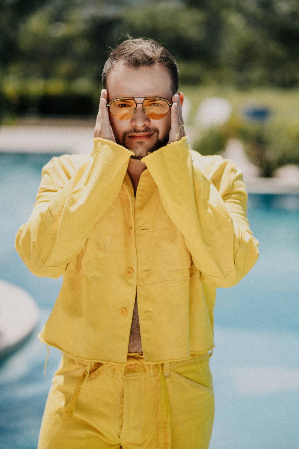 uomo in camicia gialla a maniche lunghe abbottonata