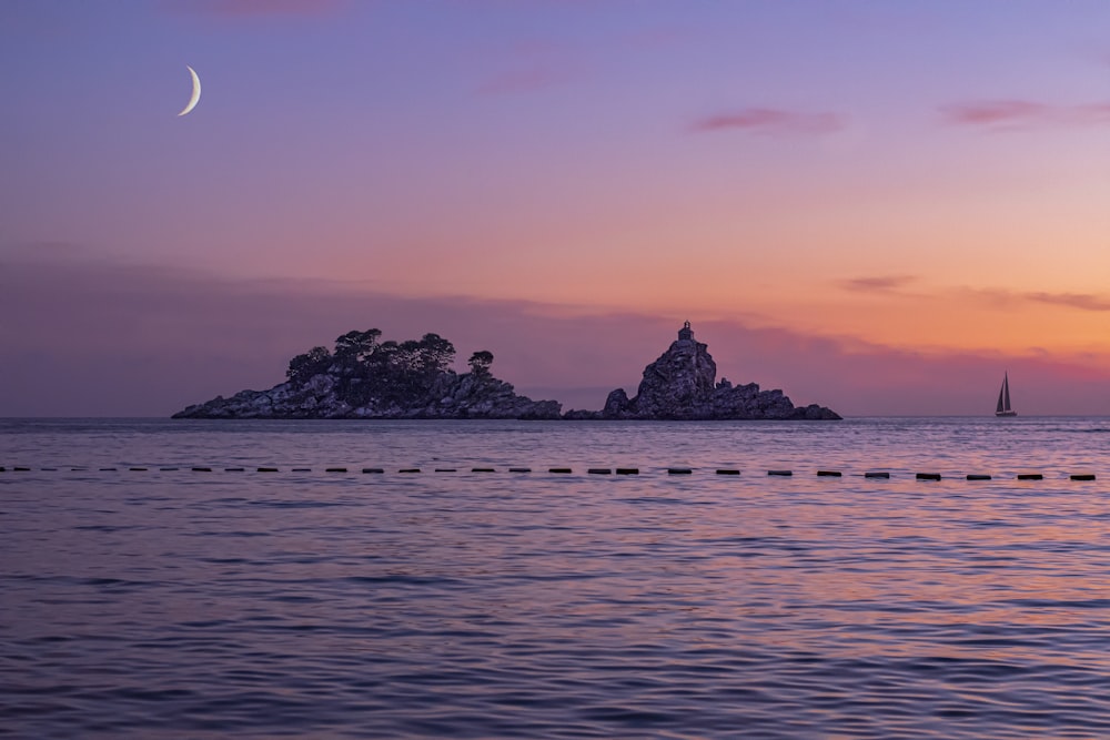 Formation rocheuse sur la mer au coucher du soleil
