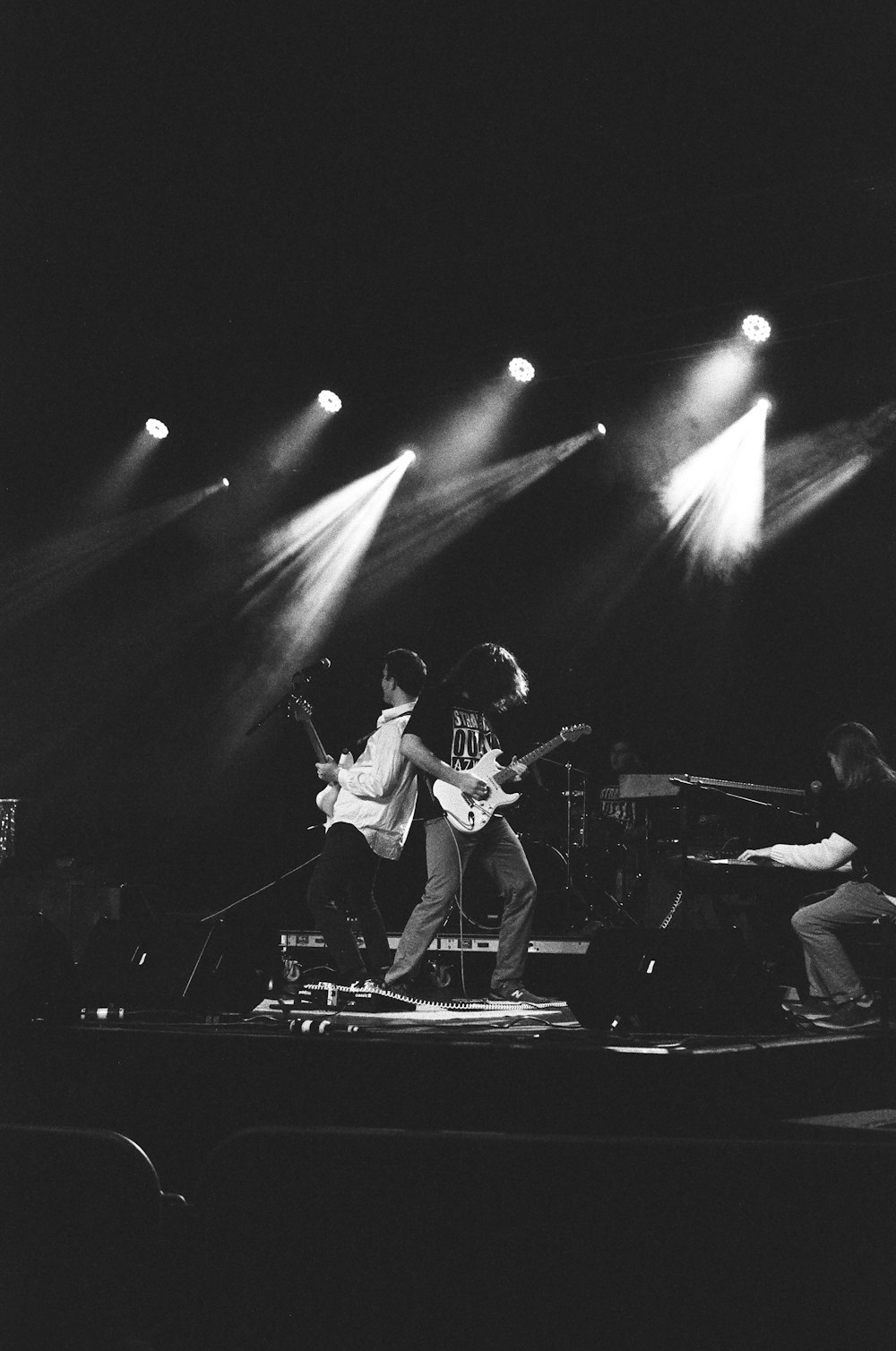 Hombre tocando la guitarra en el escenario