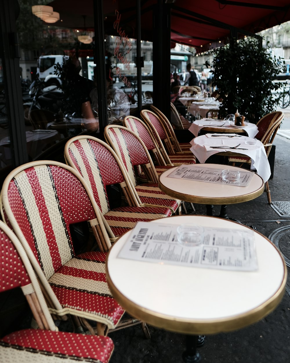 Table et chaises en bois marron