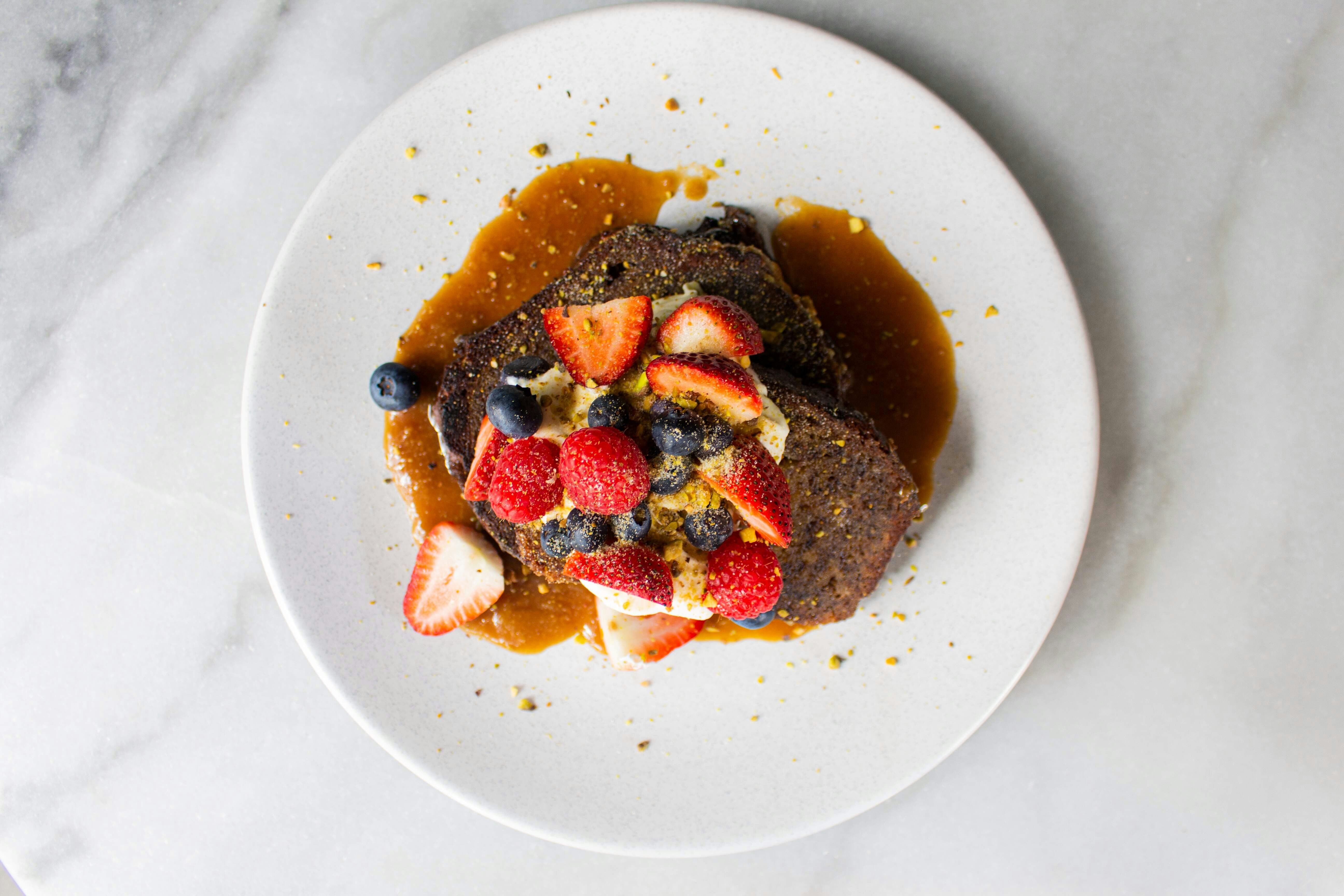 fruits tranchés sur assiette en céramique blanche