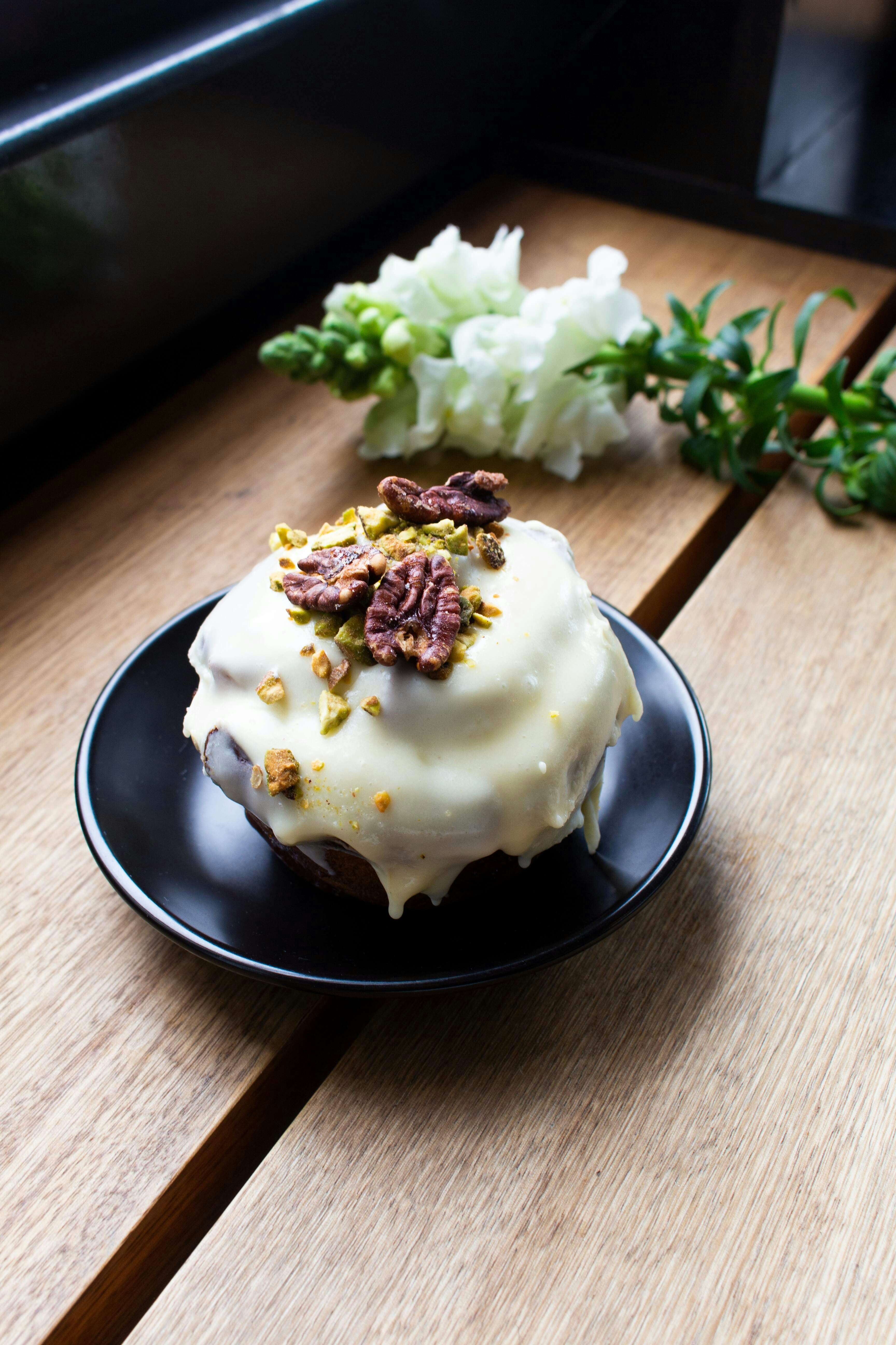 Crème glacée blanche sur bol en céramique noire