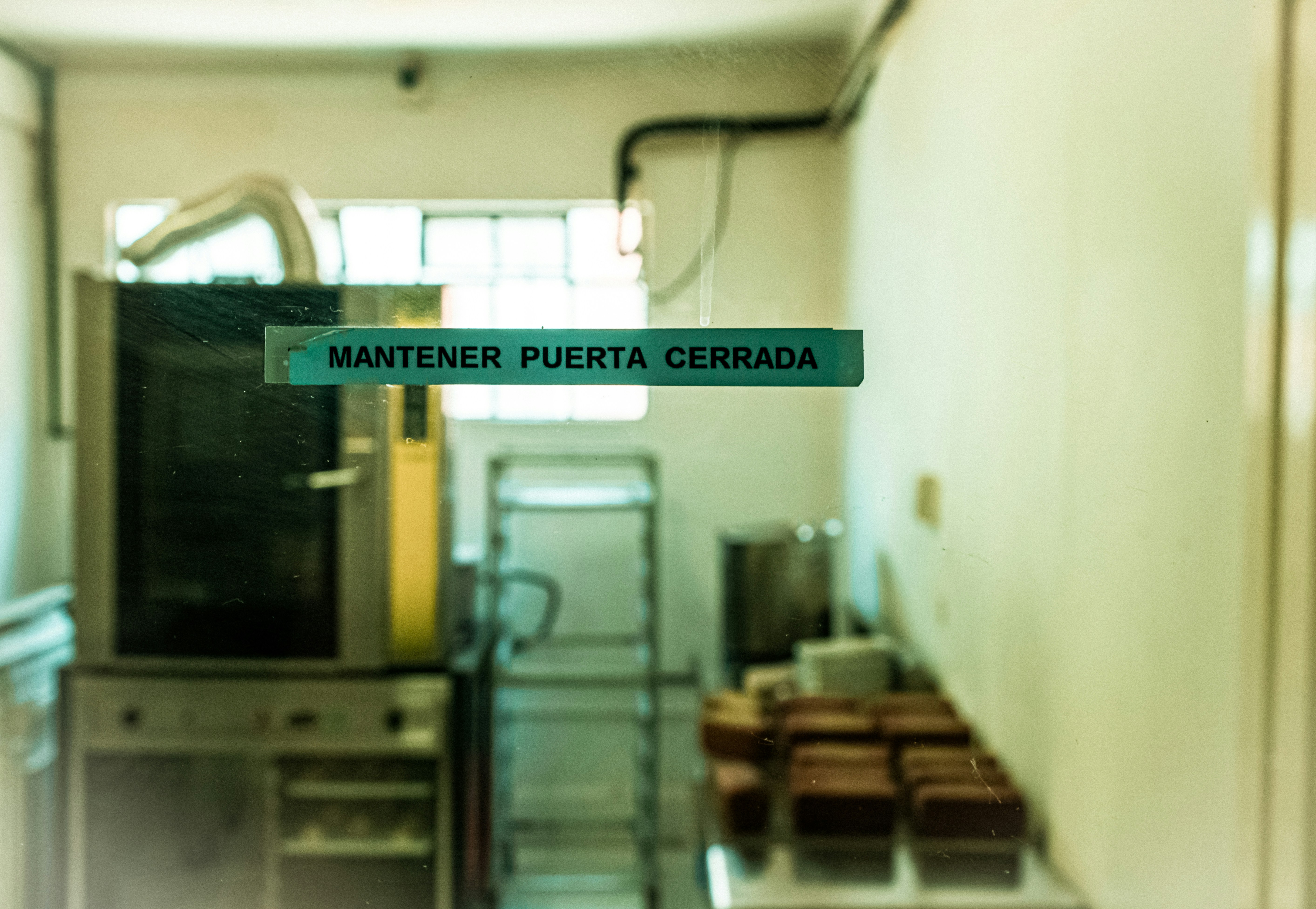 TV a schermo piatto nero su porta tv in legno marrone