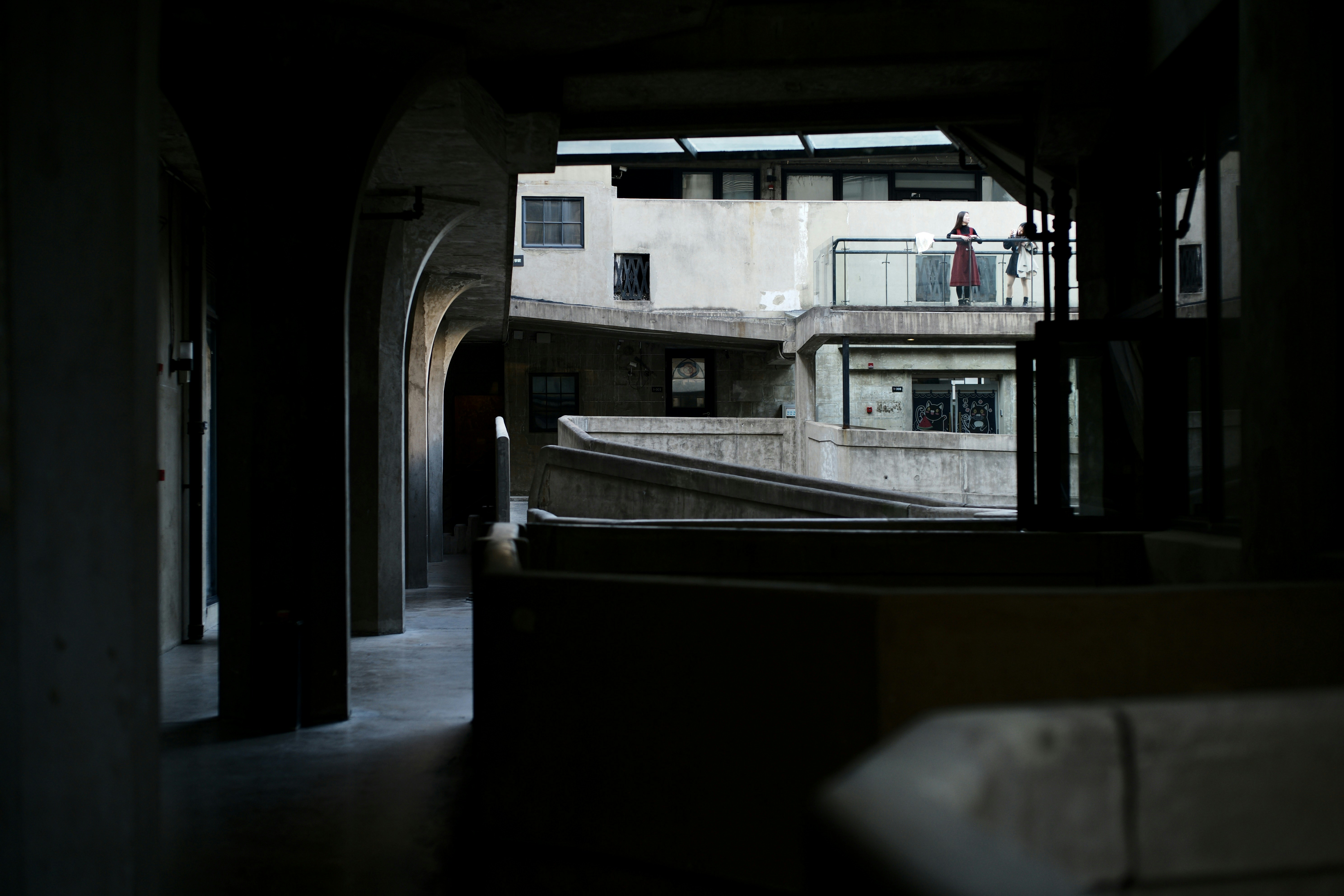 edifício de concreto branco e marrom