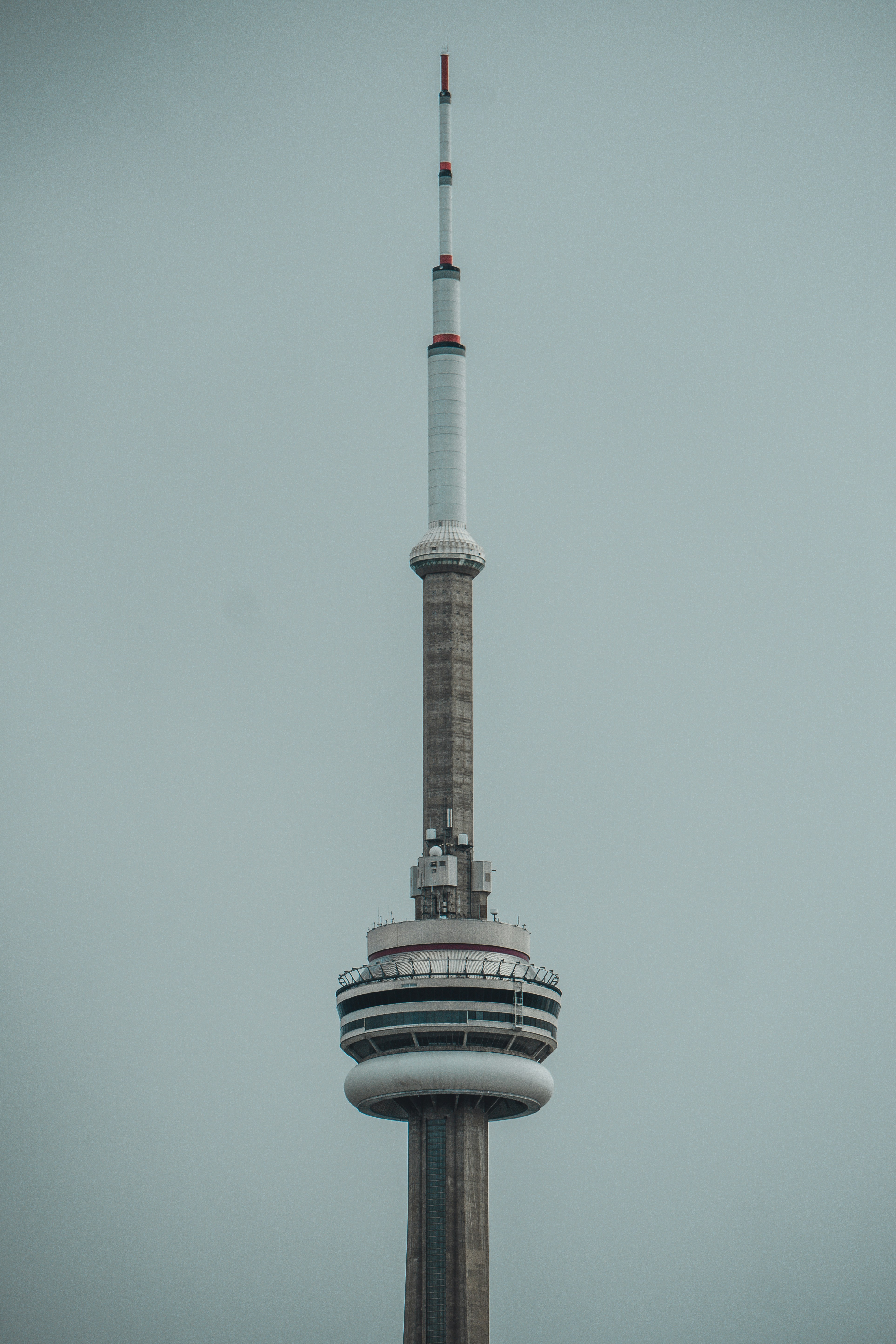torre branca e preta sob o céu branco