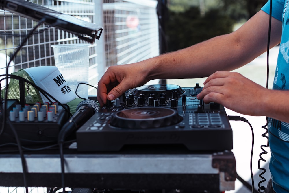 person playing black and white dj turntable