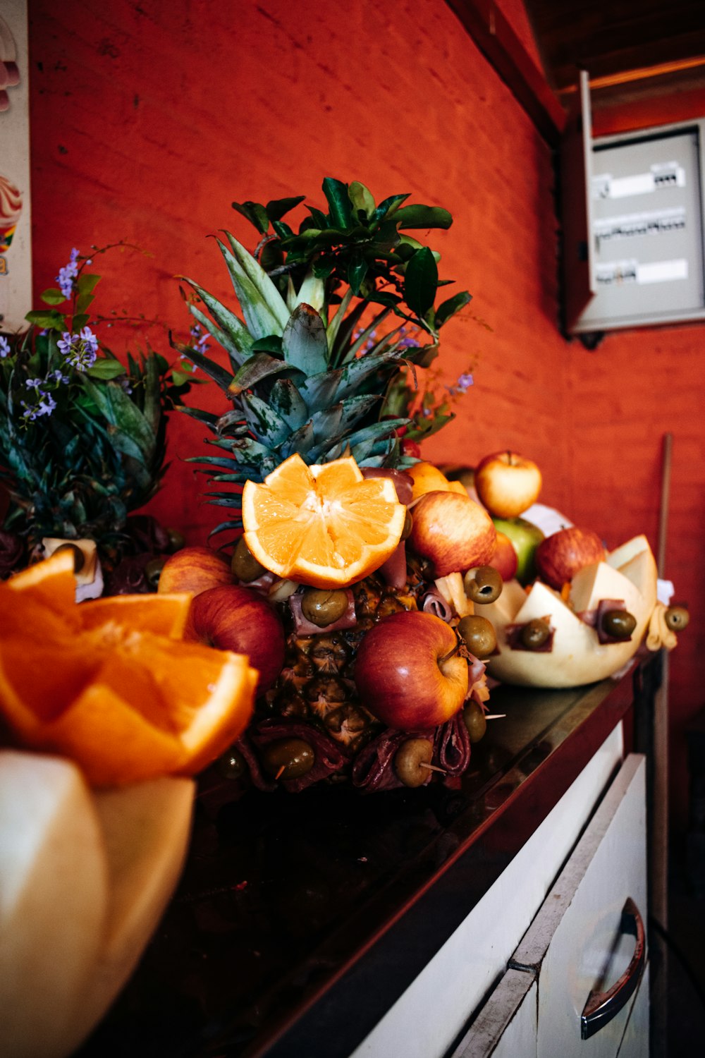 Fruta naranja sobre mesa de madera marrón