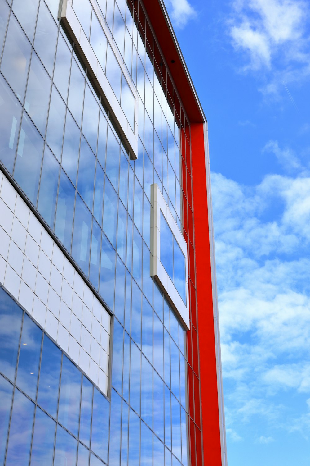 Edificio rojo y blanco bajo el cielo azul durante el día