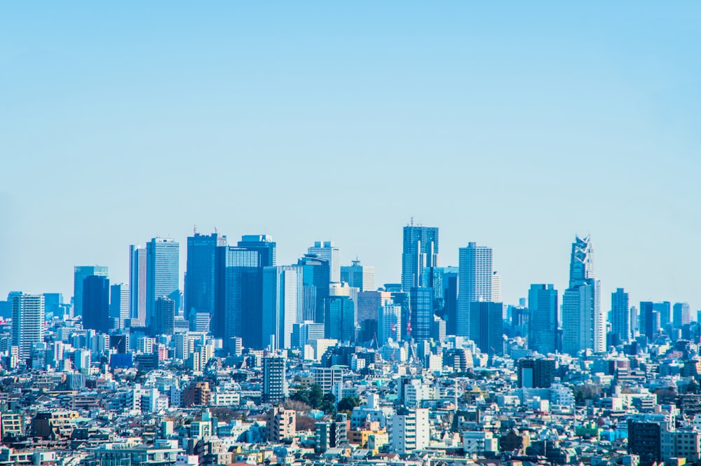 Horizon de la ville sous le ciel bleu pendant la journée