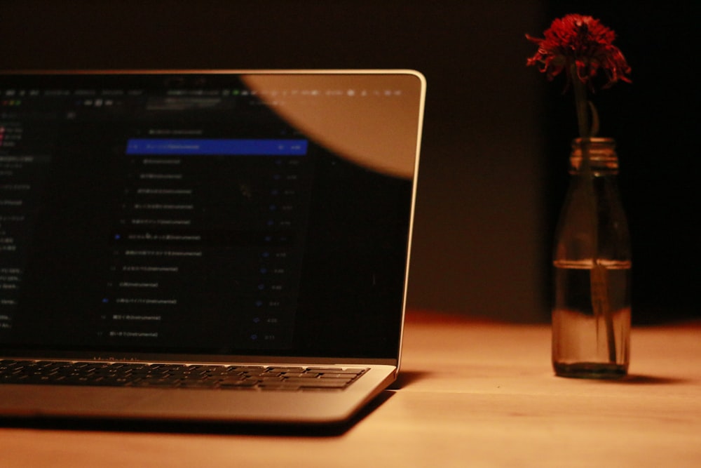 MacBook Pro sur table en bois marron