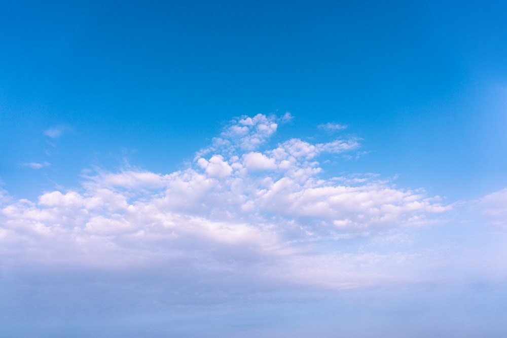 昼間の白い雲と青い空