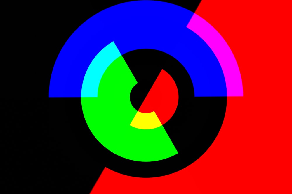 un cerchio multicolore con sfondo nero