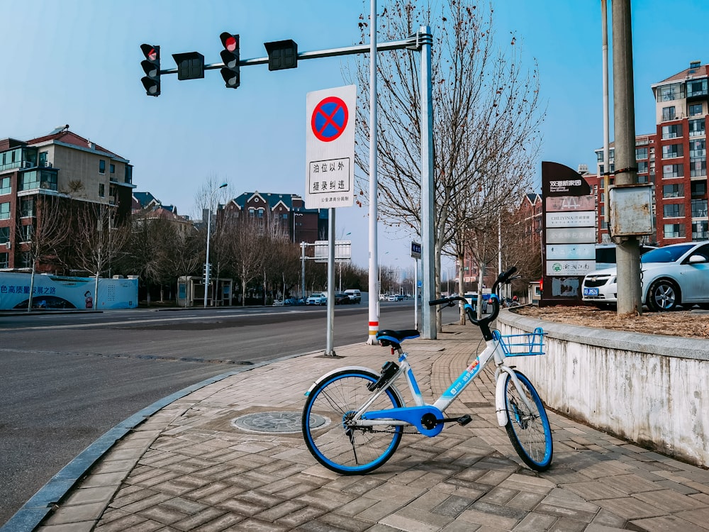 灰色のコンクリート道路の青と黒の自転車