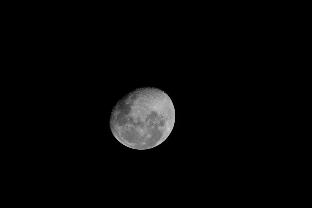 Luna llena en cielo nocturno oscuro