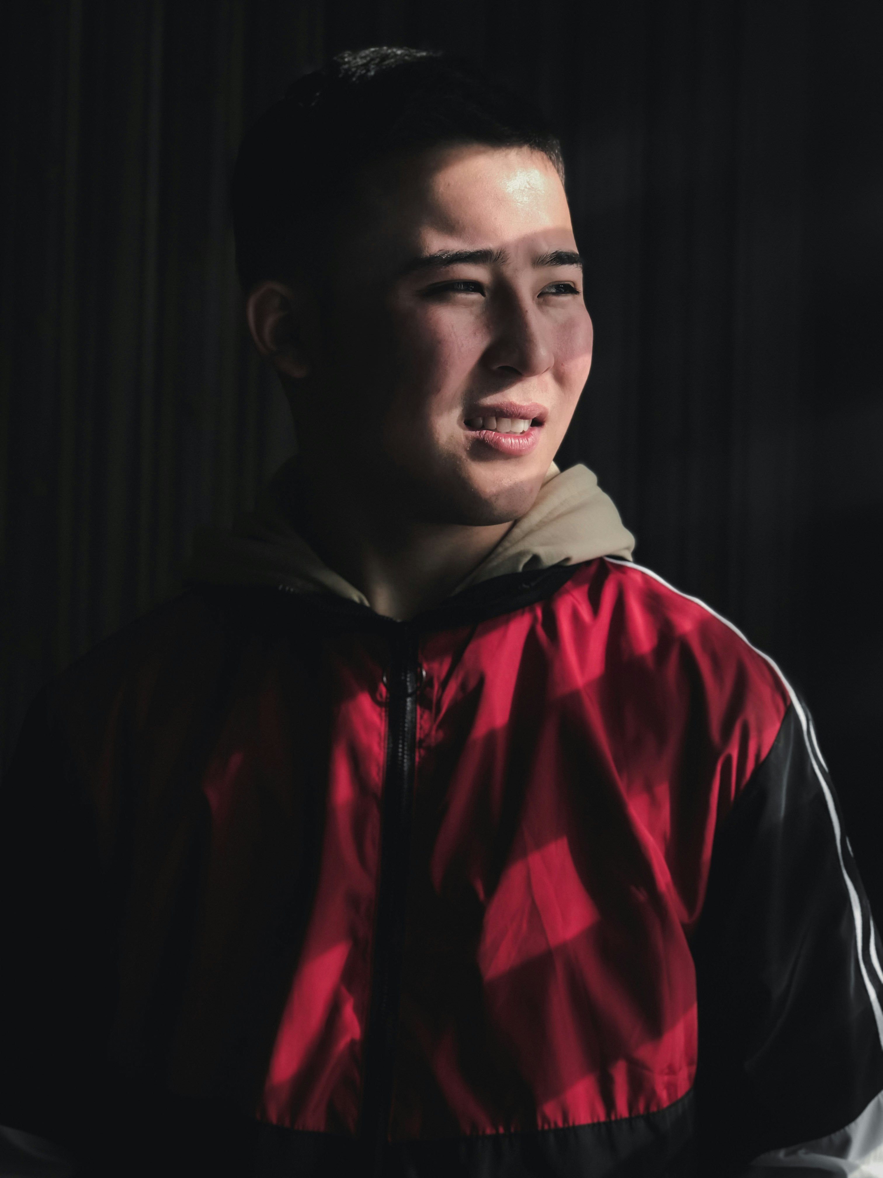 pria dengan hoodie merah dan putih