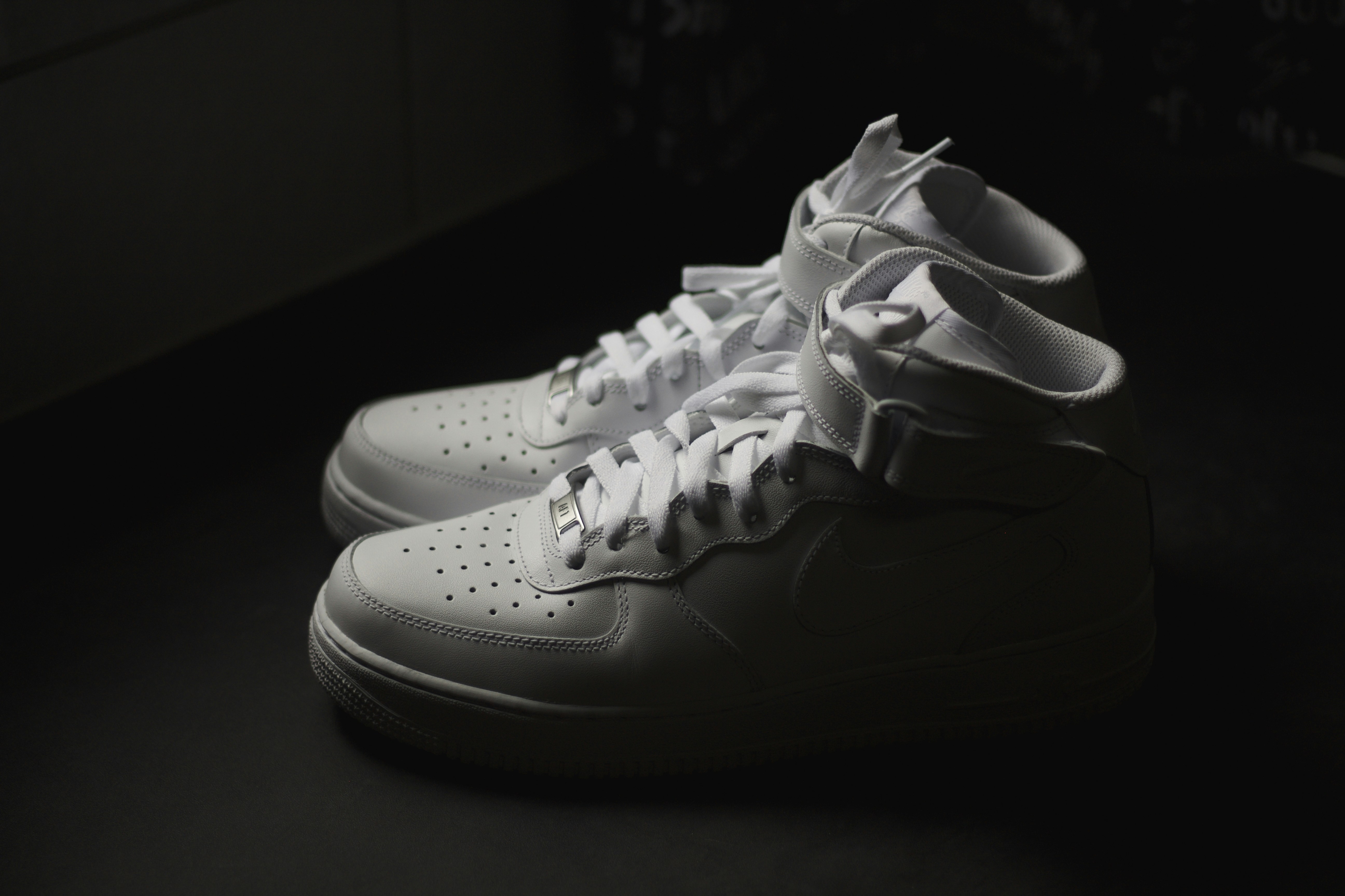 white nike air force 1 low