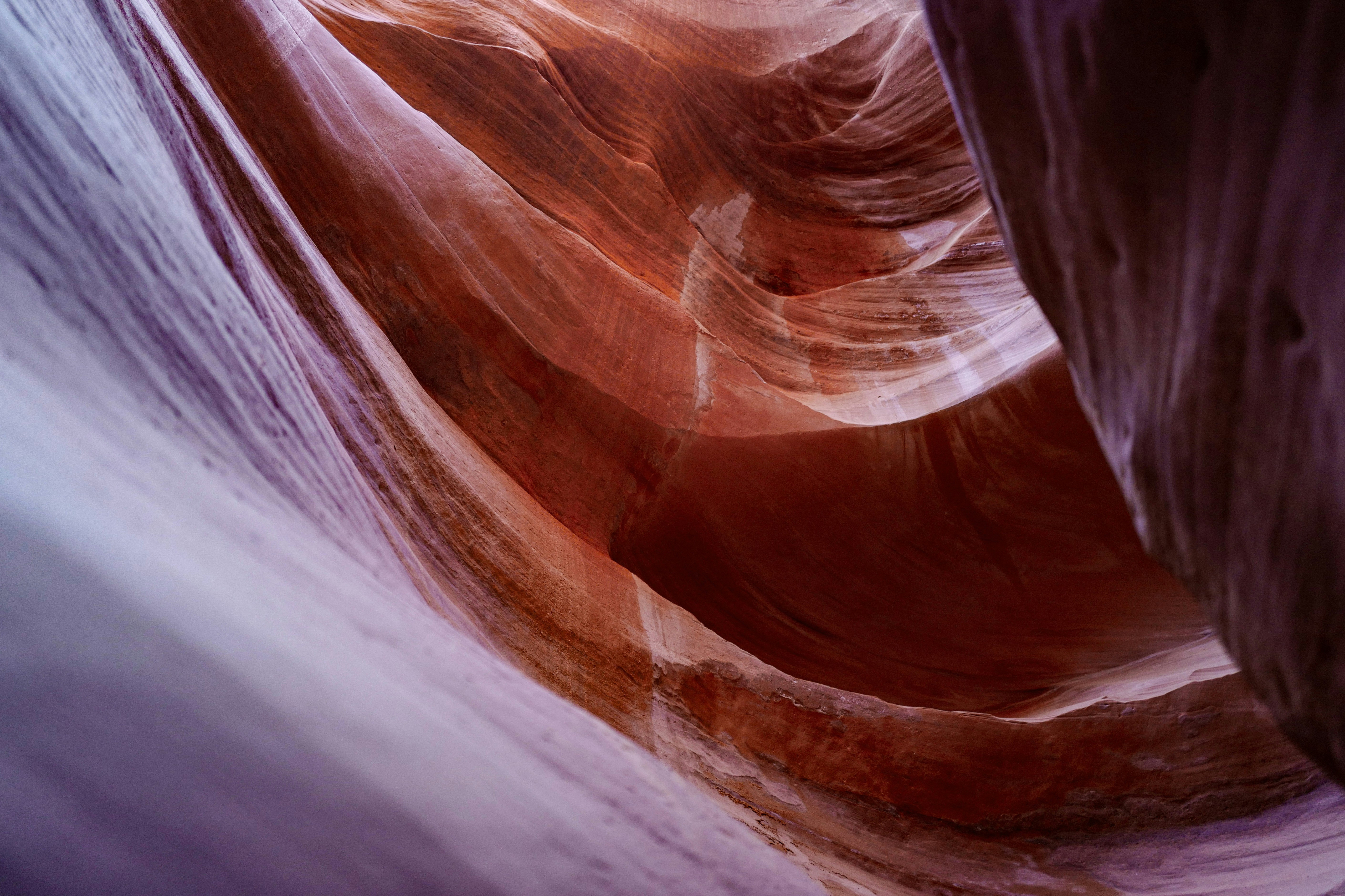 Cueva marrón y blanca durante el día