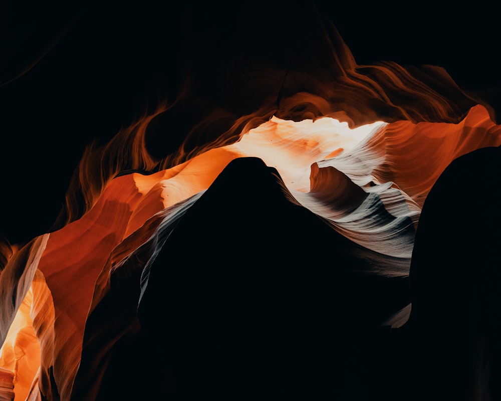 orange und schwarze Flamme in einem dunklen Raum