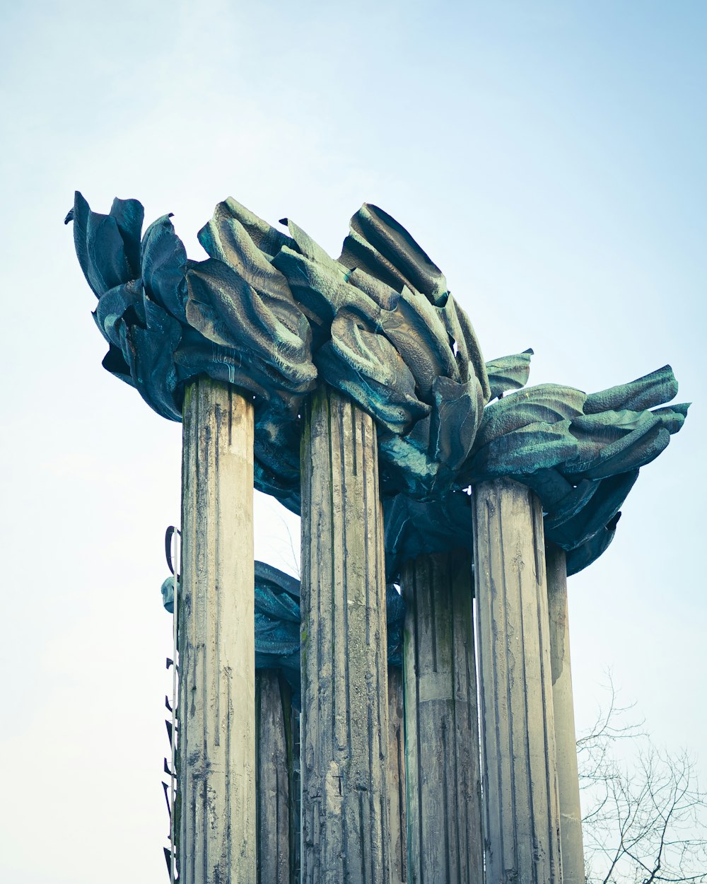 Graues Betongebäude mit blauer Farbe