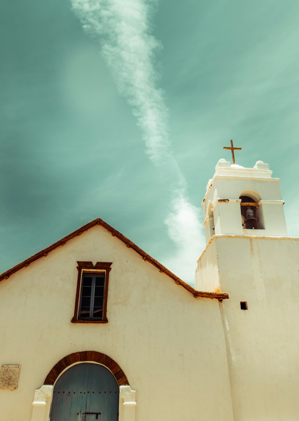 Iglesia blanca y marrón bajo el cielo azul