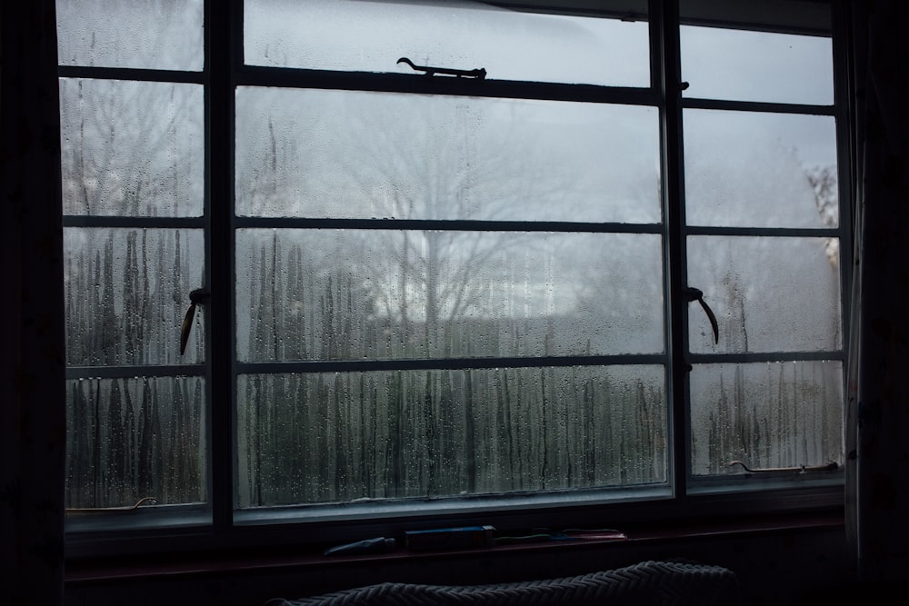 Fenêtre en verre encadrée en bois noir