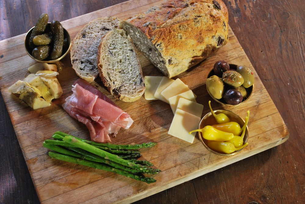 geschnittenes Brot auf braunem Holzschneidebrett