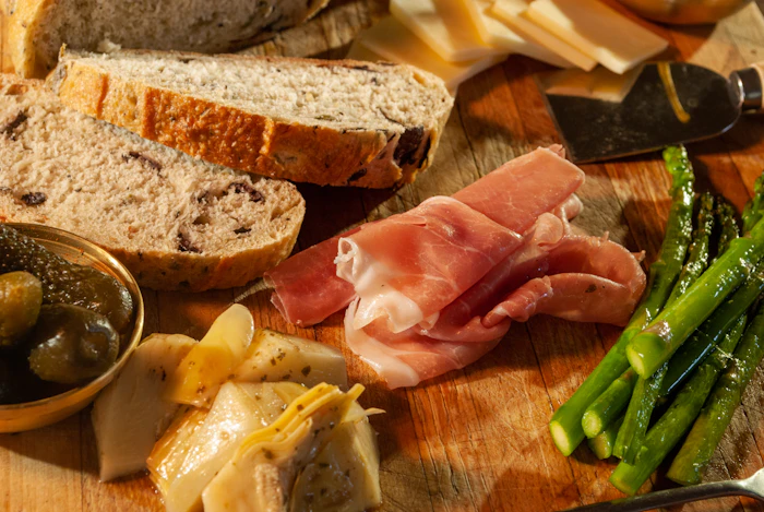 Italienische Antipasti mit Prosciutto, Käse und Gemüse