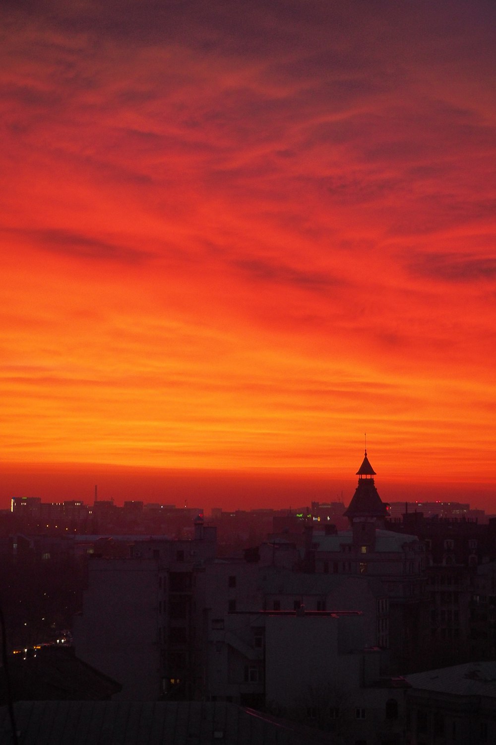 Un cielo rojo y naranja sobre una ciudad