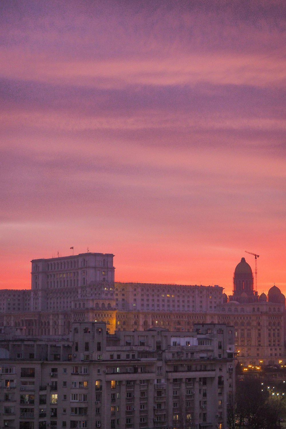 une vue d’une ville au coucher du soleil avec des bâtiments en arrière-plan