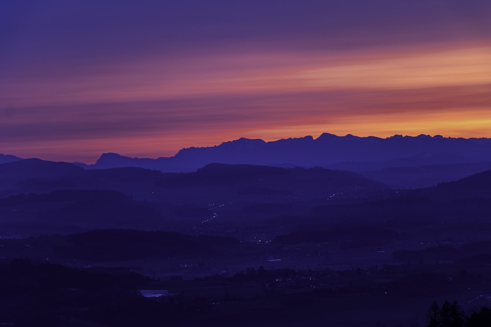 silhouette de montagnes au coucher du soleil