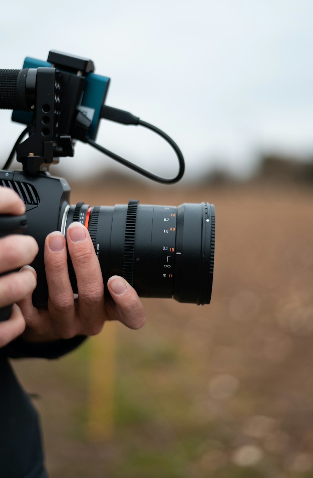 Person mit schwarzer DSLR-Kamera