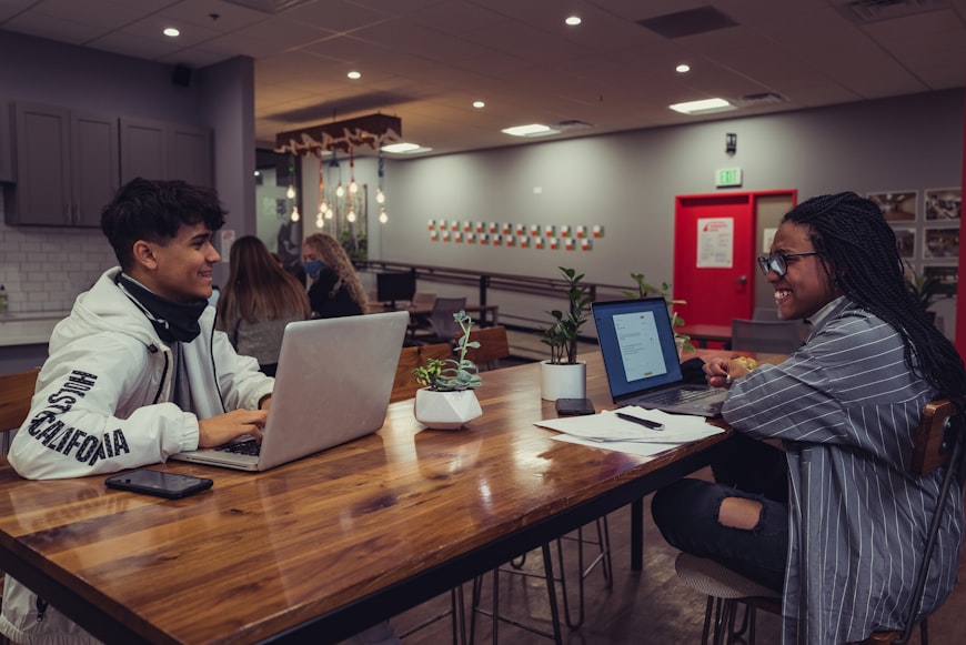 berkoneksi dengan orang baru di coworking space  