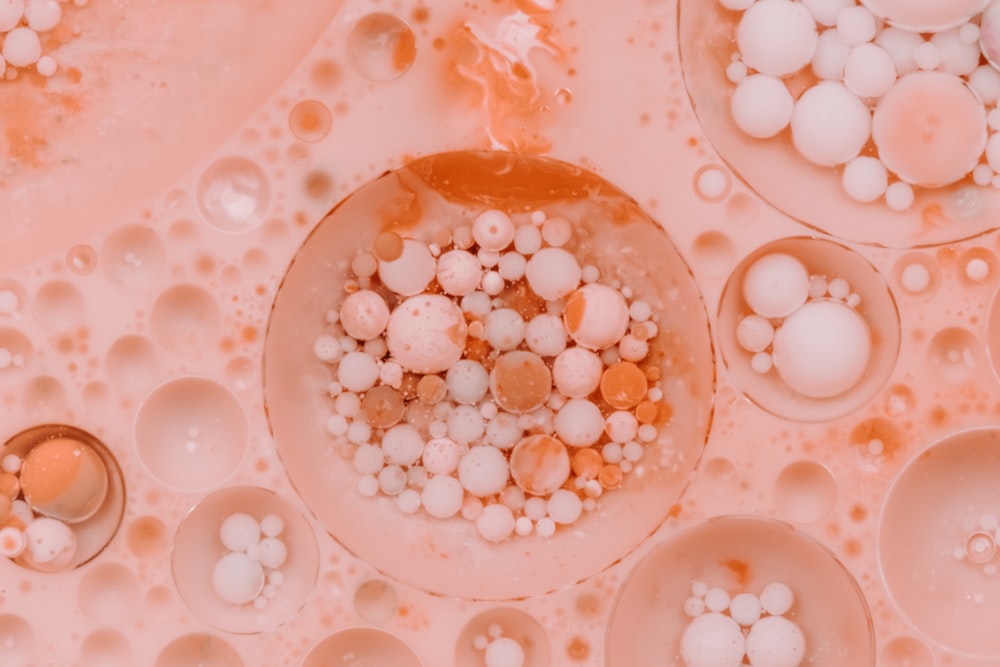 weiße runde Perlen auf rosa Oberfläche
