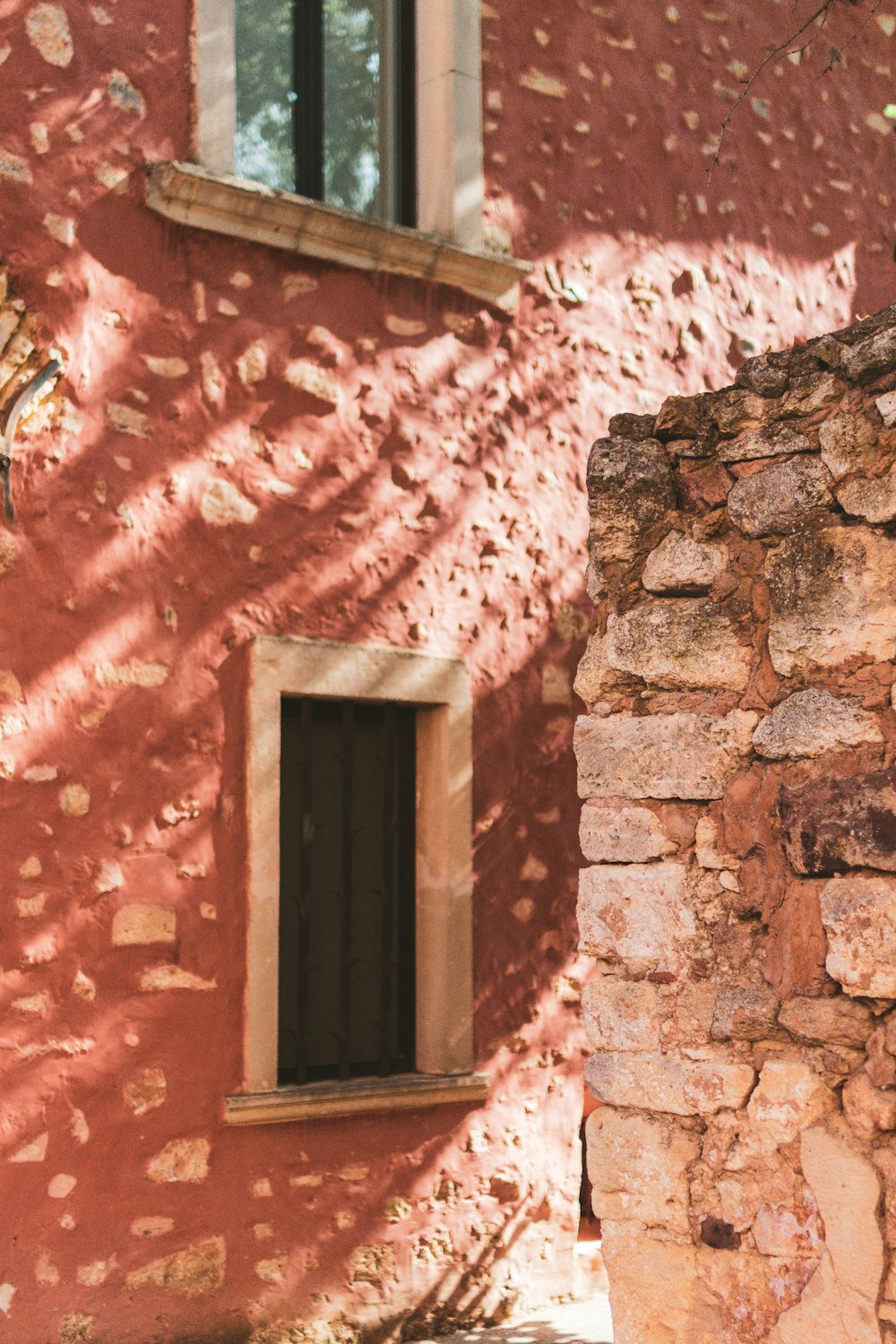 fenêtre en bois marron sur mur de briques brunes
