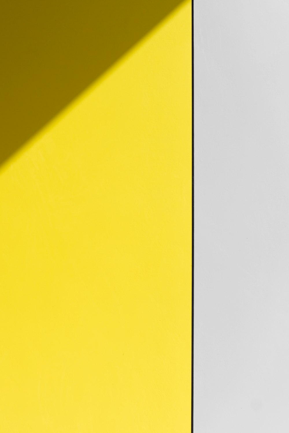 pared pintada de amarillo y blanco