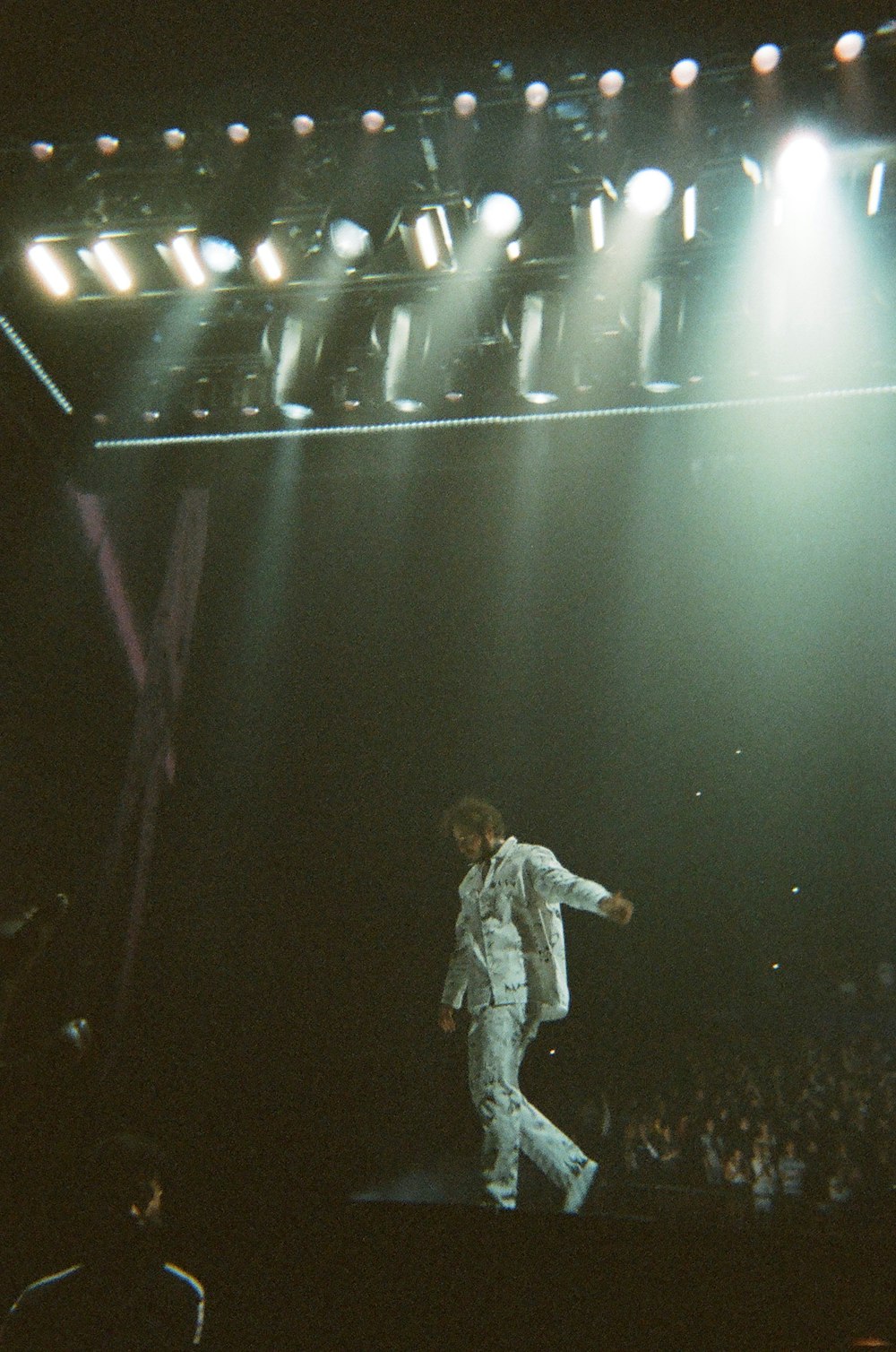 uomo in giacca grigia in piedi sul palco