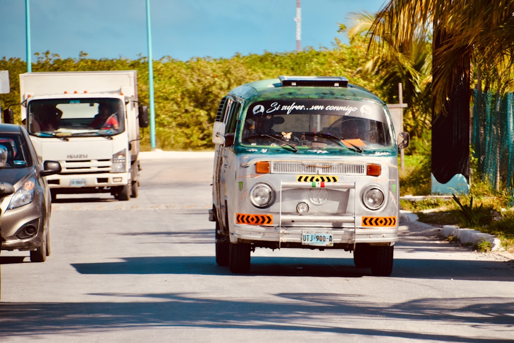 Weiß-roter Volkswagen T-1 tagsüber unterwegs