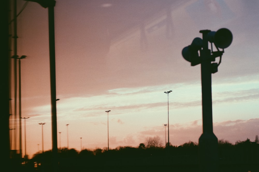 silhouette della lampada post durante il tramonto