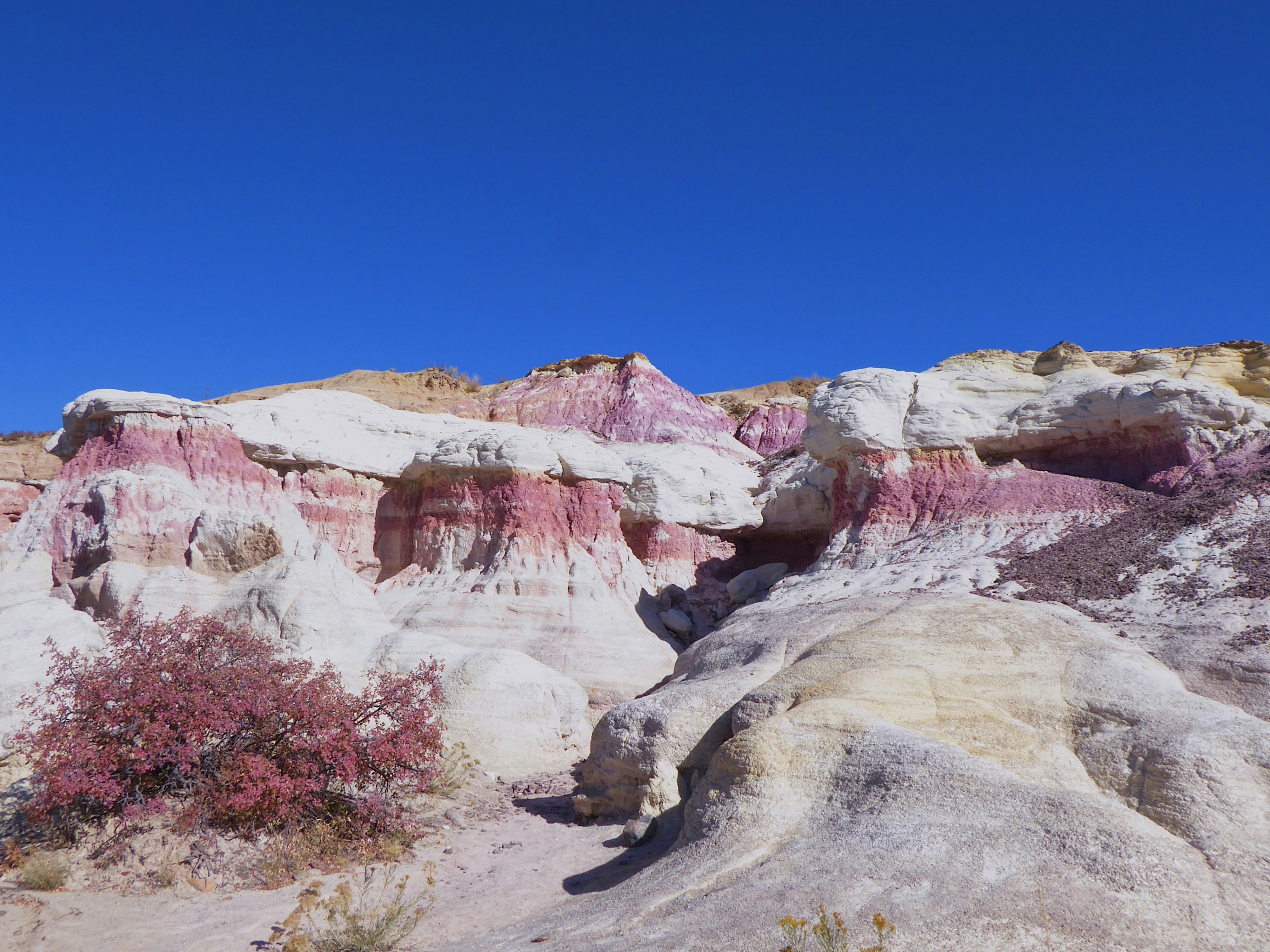 Montagna rocciosa marrone sotto il cielo blu durante il giorno