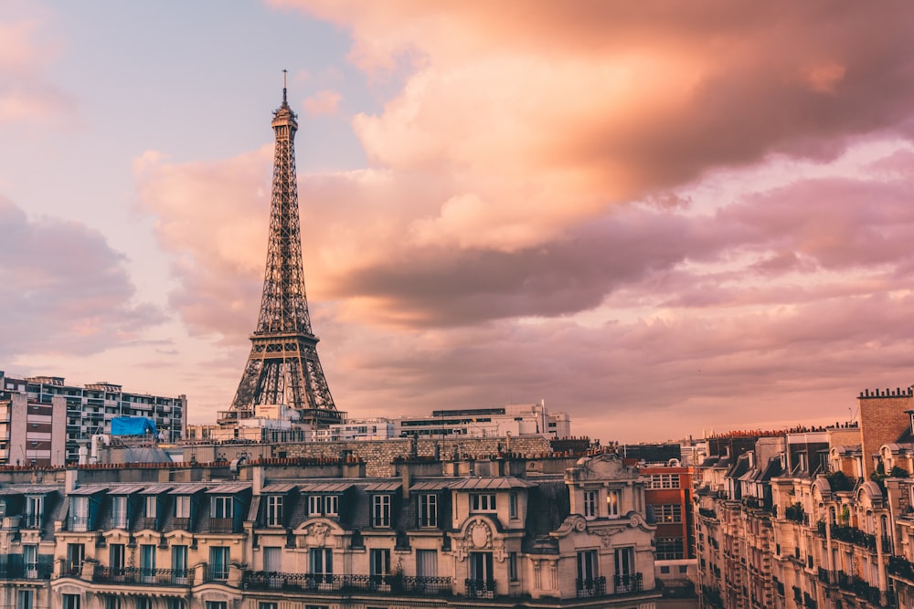 Torre Eiffel a Parigi durante il giorno