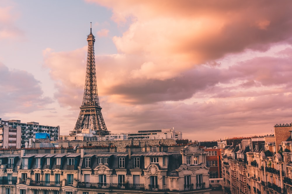 La Tour Eiffel à Paris pendant la journée