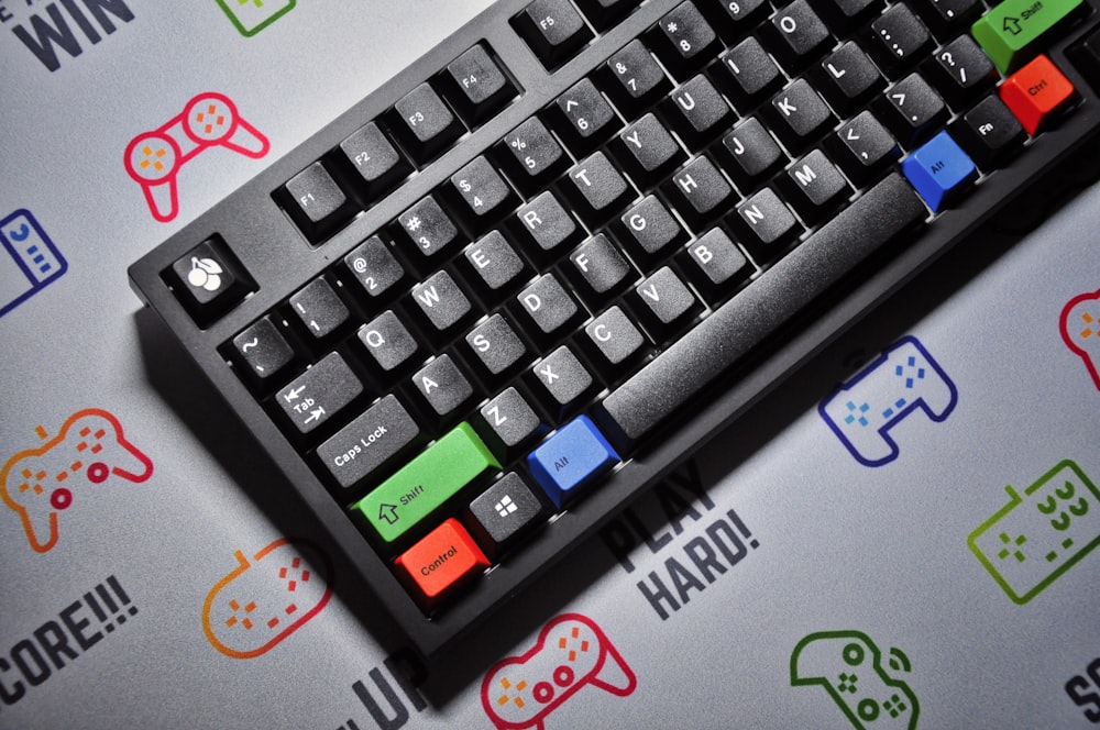 teclado de computador preto e verde