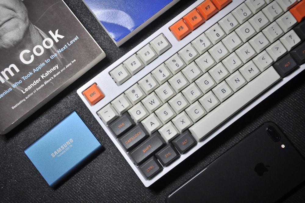 teclado de computador branco e preto