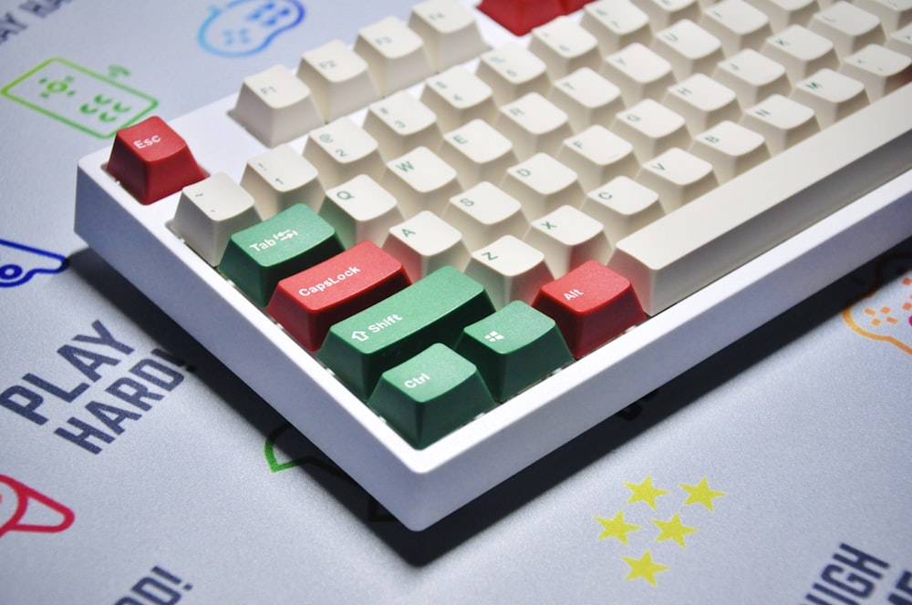 teclado de computador branco e vermelho