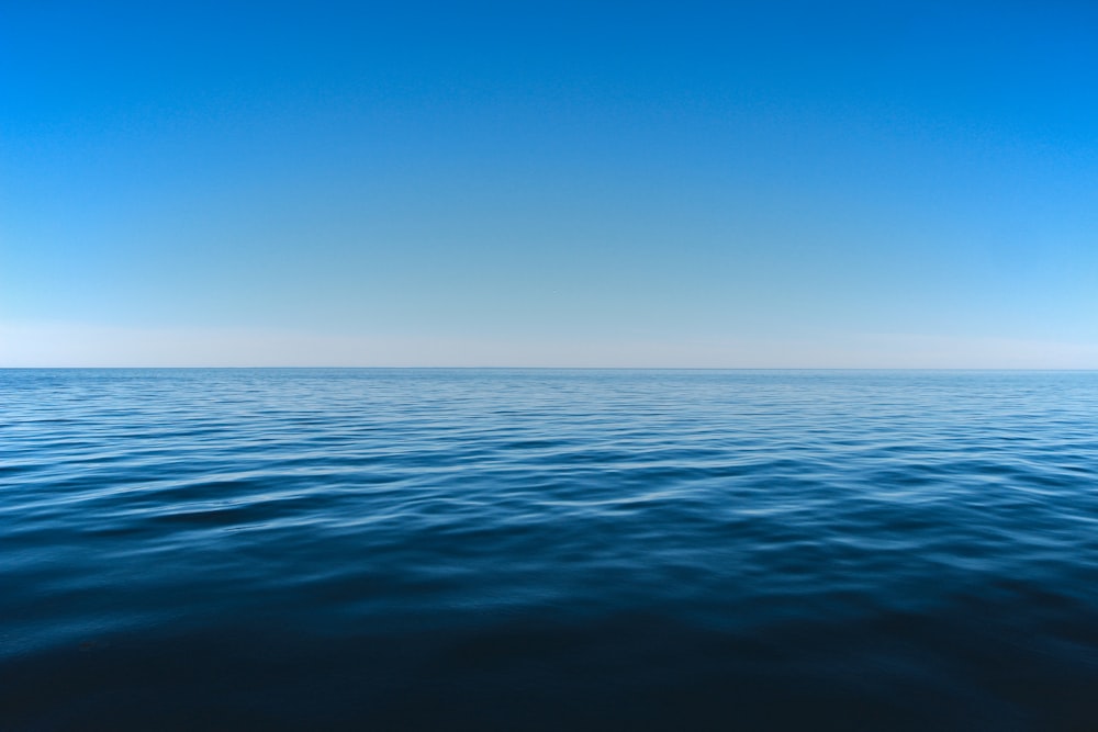 낮 동안 푸른 하늘 아래 푸른 바다 물
