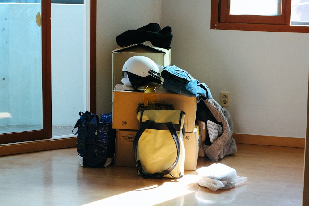 mochila preta e azul na mesa de madeira marrom